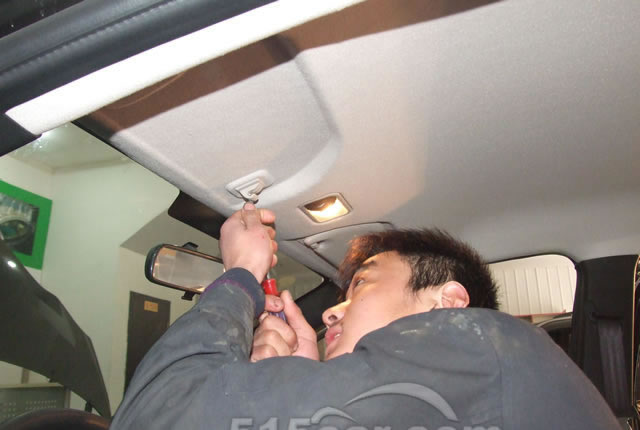 拆卸顶棚内饰