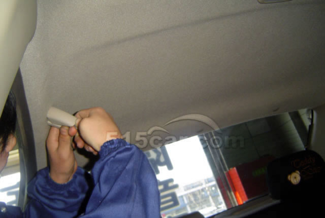拆卸顶棚的内饰板