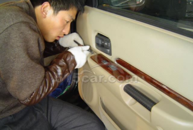 先要拆开车门内饰板