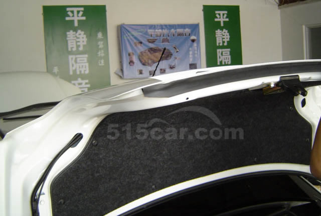 尾箱盖加了密封条