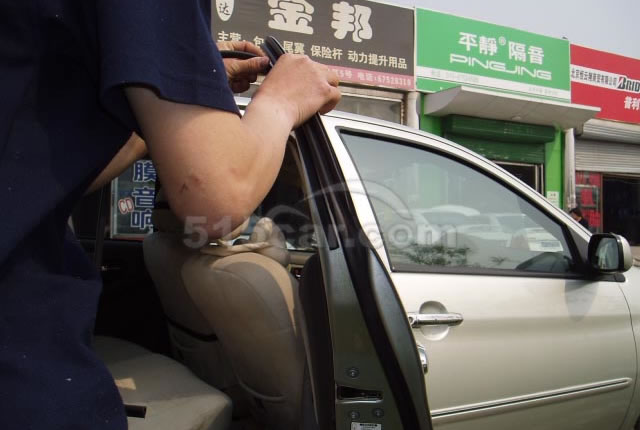 正在给车门加密封条
