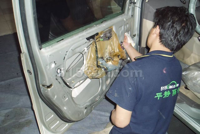 车门隔音先贴止振垫