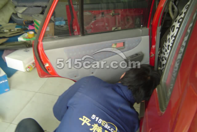 拆卸后门的内饰板