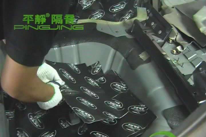 给尾箱底部贴止振垫
