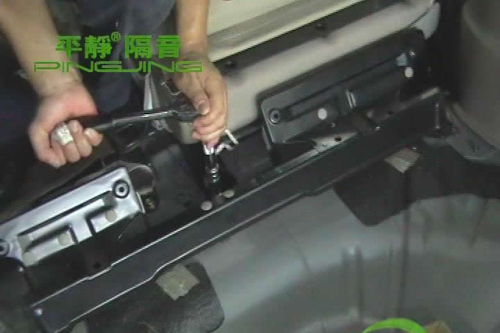 拆卸座椅