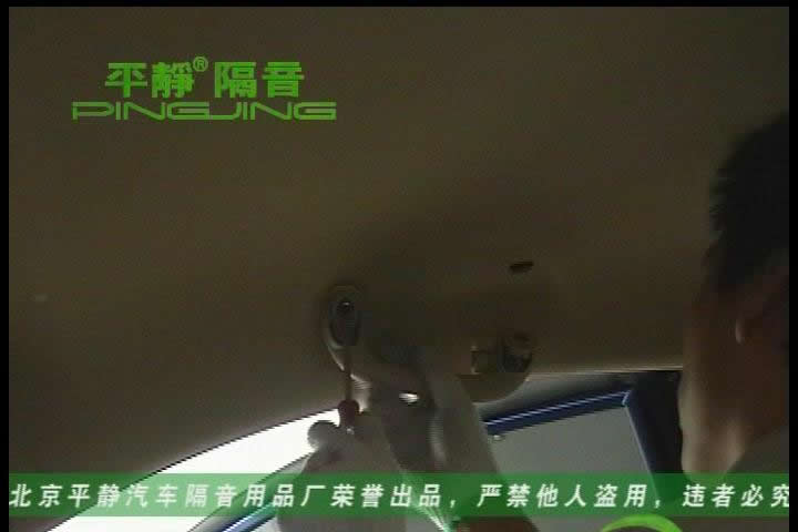 演示拆顶棚的步骤