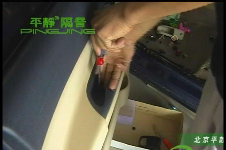 演示车门的拆卸步骤