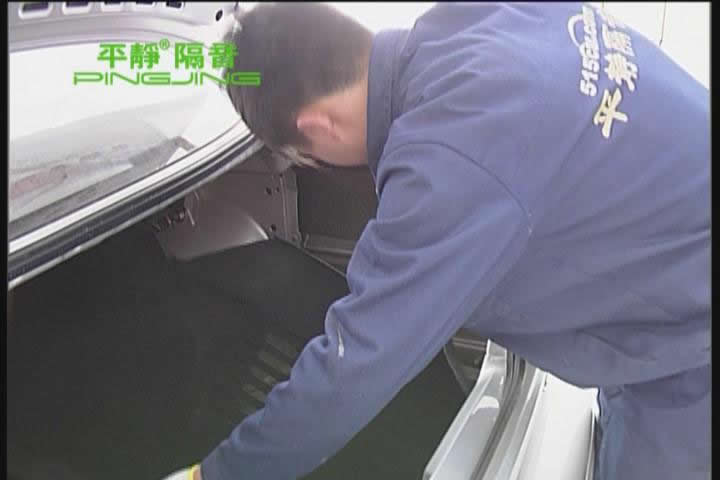 演示拆卸尾箱内饰