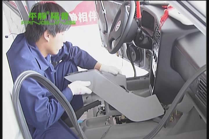 拆卸车箱内饰