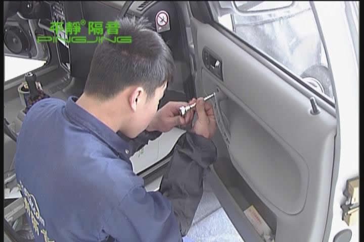 演示车门拆卸步骤